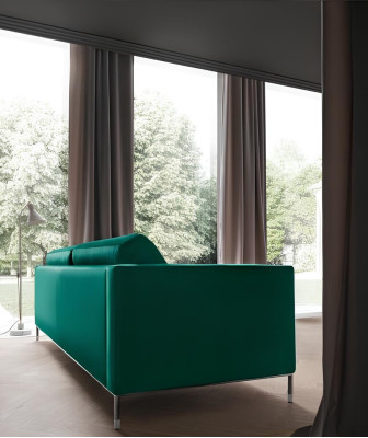 Groene stoffen bank voor twee personen