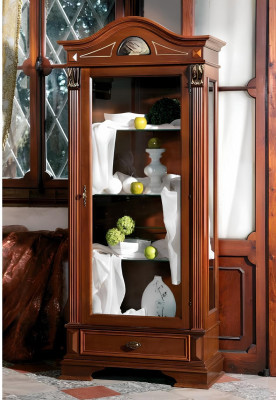 Klassieke vitrinekast voor de woonkamer