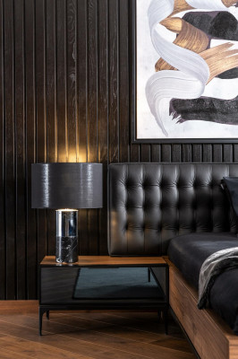 Luxe nachttafel met bruine glazen deuren