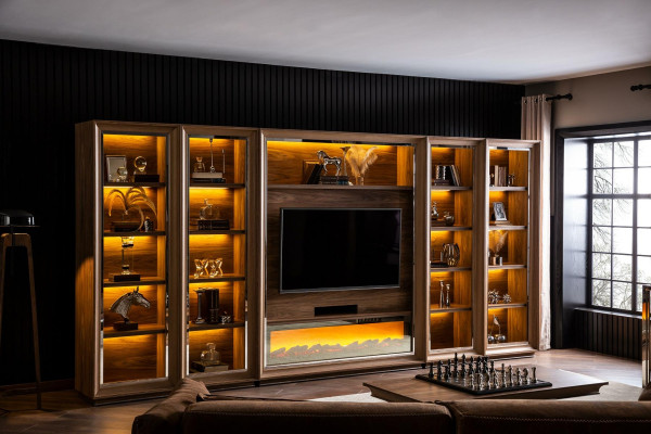 Luxe woonkamer wand met haard en salontafel