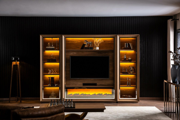 Luxe woonkamer wand met haard en salontafel