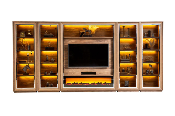 Luxe woonkamer wand met haard en salontafel