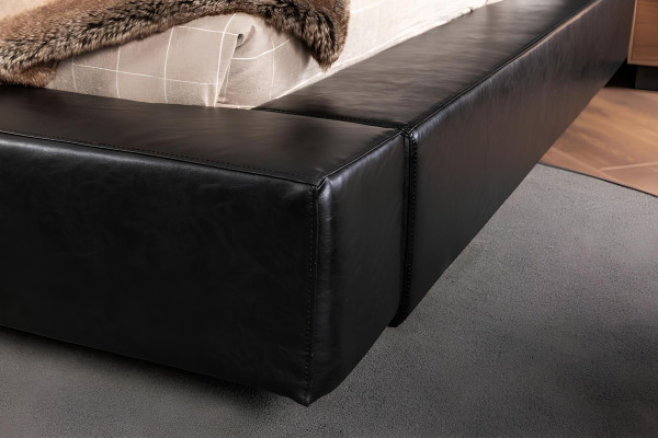 Luxe bed met mobiele nachtkastjes