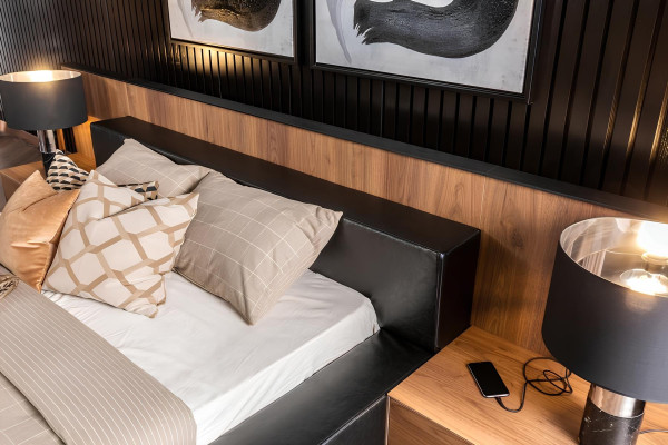 Luxe bed met mobiele nachtkastjes