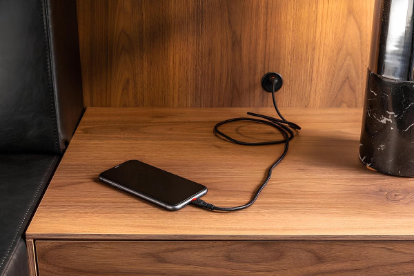 Bruine slaapkamermeubelset, inclusief bed, kast en 2 nachtkastjes, 4 stuks.