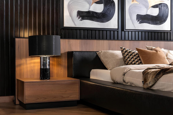 Bruine slaapkamermeubelset, inclusief bed, kast en 2 nachtkastjes, 4 stuks.