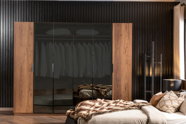 Bruine glazen kast met glazen deuren