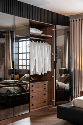 Bruine glazen kast met glazen deuren