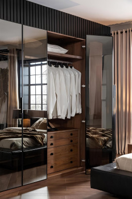 Bruine glazen kast met glazen deuren