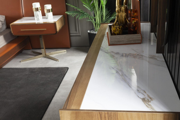 Luxe design kledingkast met gouden poten