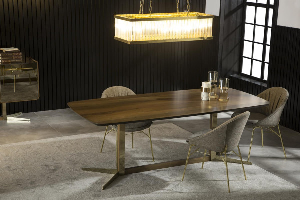 Luxe eettafel met metalen poten