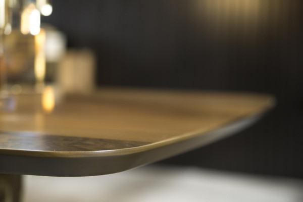 Luxe eettafel met metalen poten
