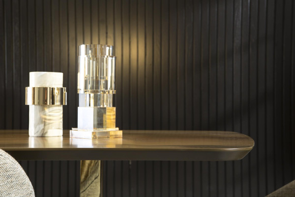 Luxe eettafel met metalen poten
