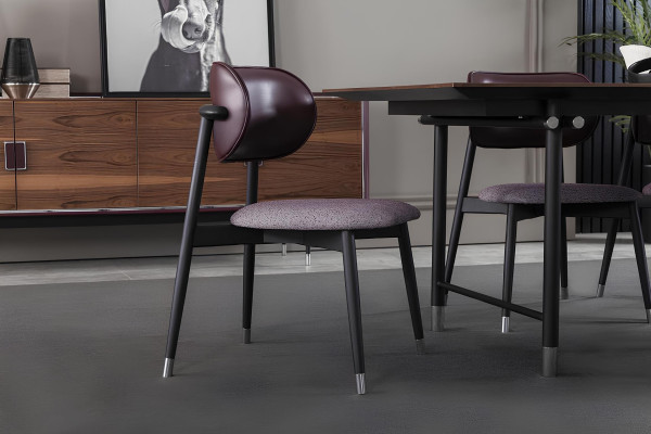 Meubelset tafel, stoelen, kast