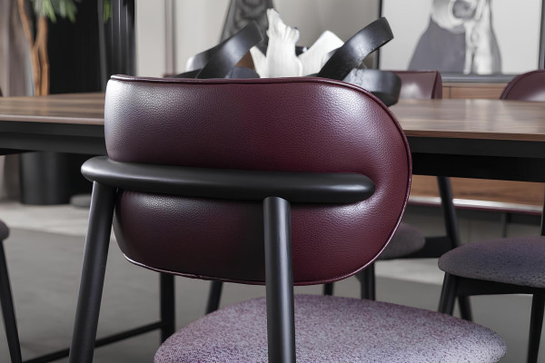 Meubelset tafel, stoelen, kast