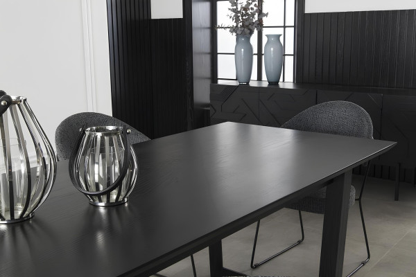 Meubelset Mustan met kast, stoelen en tafel