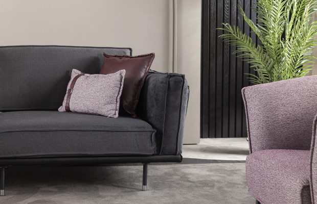 Italiaans luxe bank voor 3 personen met zachte grijze kussens