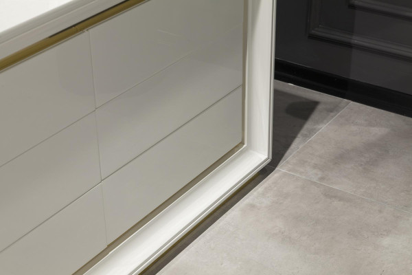 Moderne witte commode met spiegel en opberglade