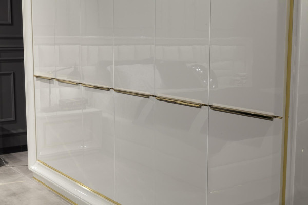 Moderne en comfortabele witte kast met luxe opbergruimte