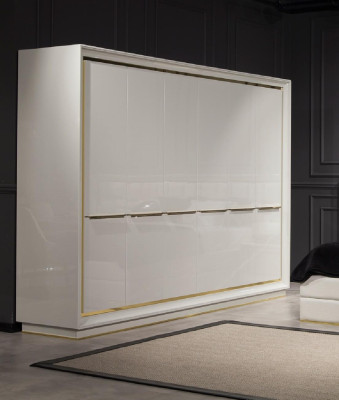Moderne en comfortabele witte kast met luxe opbergruimte
