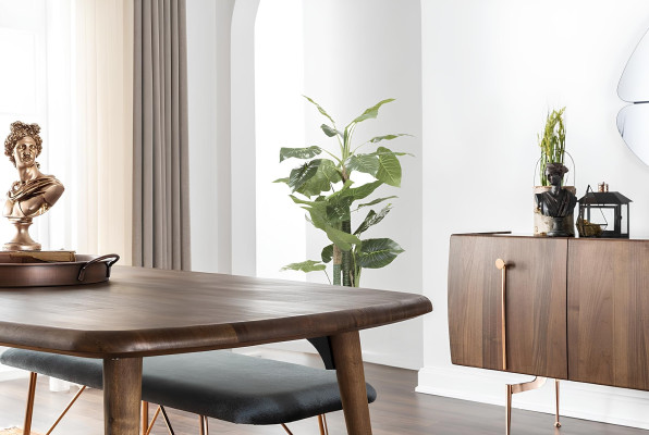 10-delige tafel met stoelen en bruine houten buffet