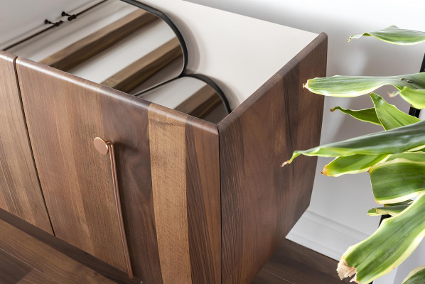 10-delige tafel met stoelen en bruine houten buffet