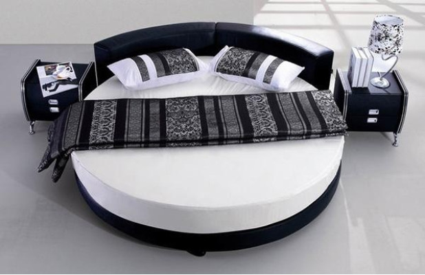 Moderne zwarte bed met elegante details en bank