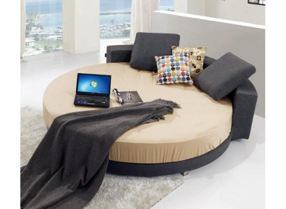 Moderne zwarte bed met elegante details en bank