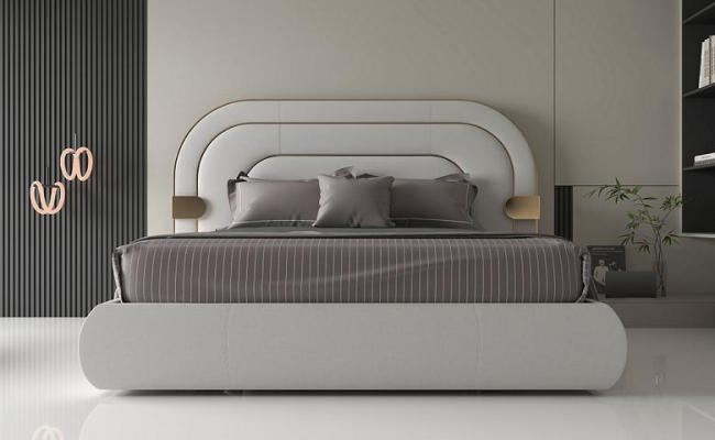 Luxe grijze bedframe met gouden details in modern ontwerp en zachte hoofdeinde