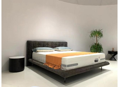 Moderne grijze gestoffeerde bed