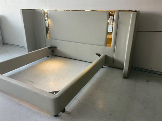 Beige luxe design bed met LED-verlichting, gouden frame en moderne hoofdbord