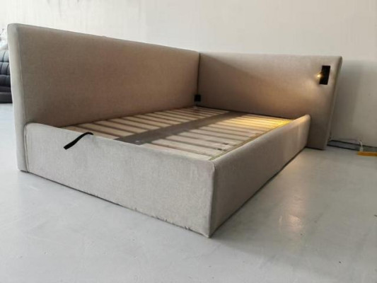 Moderne beige bed met LED-verlichting en luxe hoofdbord