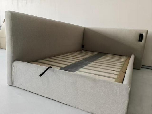 Moderne beige bed met LED-verlichting en luxe hoofdbord