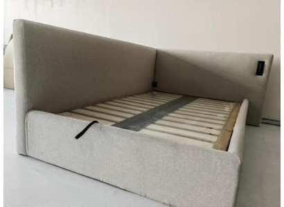 Moderne beige bed met LED-verlichting en luxe hoofdbord