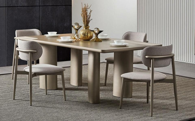 Elegante beige tafel met houten poten en 4 stoffen stoelen