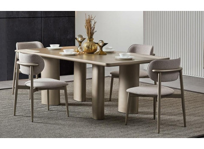 Elegante beige tafel met houten poten en 4 stoffen stoelen