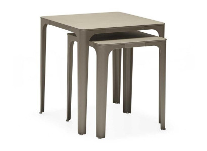 Moderne en elegante houten tafel in beige