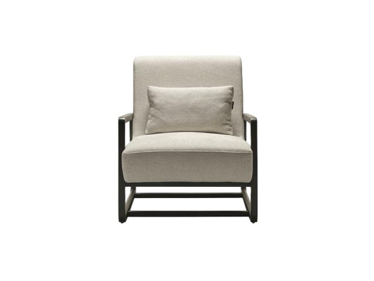 Moderne stoffen fauteuil met houten frame