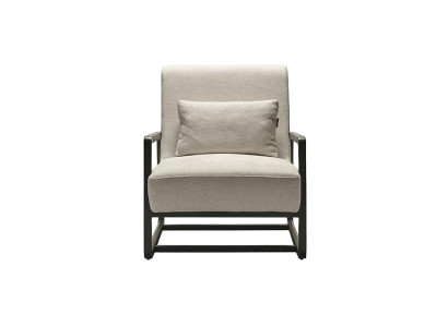 Moderne stoffen fauteuil met houten frame