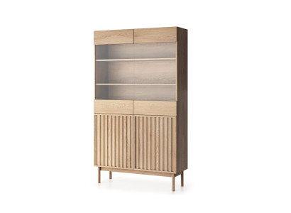 Vitrīna van hout met glazen deuren