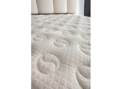 Elegante witte bed met moderne matras