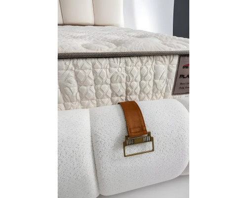 Elegante witte bed met moderne matras