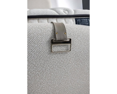 Moderne witte bed met stof en houten matras