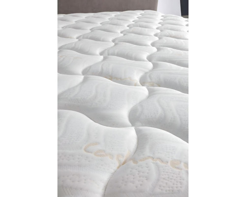 Elegante stof en houten bed met matras