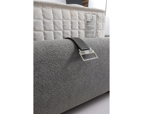 Elegante stof en houten bed met matras