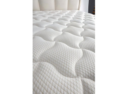 Elegante witte bed met moderne matras