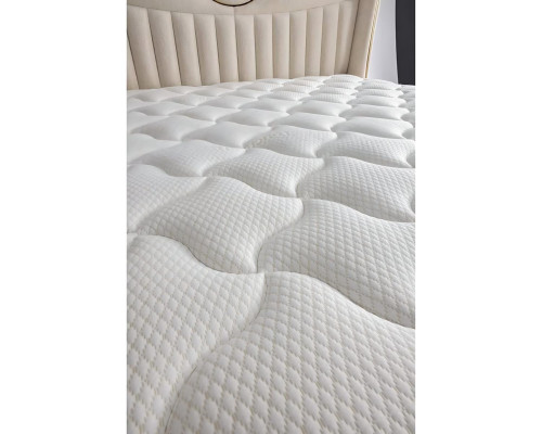 Elegante bed met kussen in lichtgrijs stof en hout