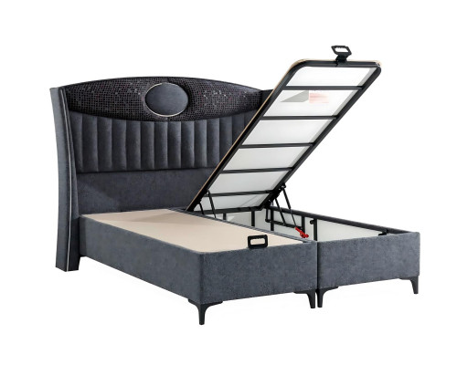Elegante stoffen en houten bed met matras
