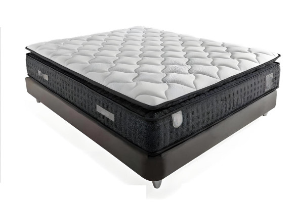 Elegante stoffen en houten bed met matras