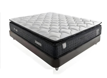 Elegante stoffen en houten bed met matras